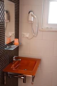 米尔芳提斯城Alojamentos Vitinho - Vila Nova Milfontes的浴室设有棕色水槽和镜子