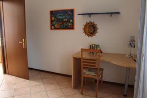 蒙法尔科内Alla Stazione的客房设有木制书桌和椅子。