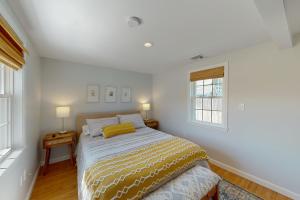 西雅茅斯Downtown Beach Cottage的一间卧室设有一张床和一个窗口