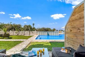 苏卡雷斯Sea view apartments的后院设有游泳池和木墙