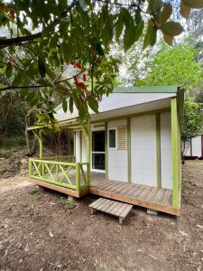 滨海托萨Camping TurisMar的一个小房子,设有门廊和长凳