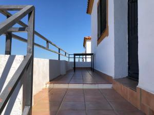 扎弗拉Apartamentos Atalayas Extremadura的白色建筑的阳台,带有木栏杆