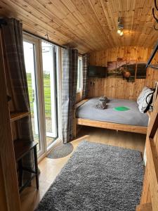 MinwearStags Hide的木屋内的卧室配有一张床