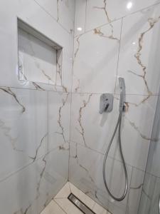 帕尔加Bellos House的带淋浴和大理石墙壁的浴室