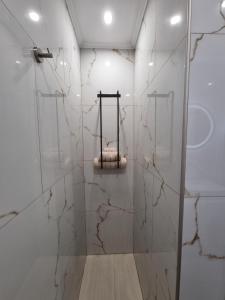 帕尔加Bellos House的带淋浴的浴室和玻璃门