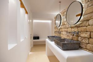 阿吉亚艾里尼帕罗Utopia Suites by Anna Platanou的一间带两个水槽和石墙的浴室