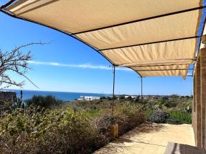 托雷瓦多Villa Mariapaola的遮阳篷,俯瞰着海景露台