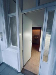维也纳Venus Apartment的走廊设有白色门和浴室