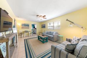 克利尔沃特Beach Villa A的客厅配有两张沙发和一台电视机