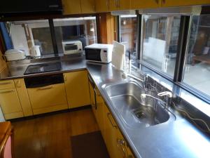 松江市GuestHouse AZMO - Vacation STAY 22715v的厨房配有水槽和微波炉