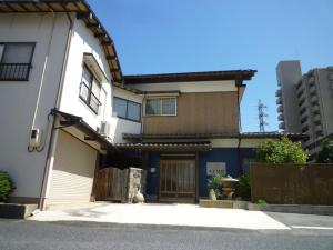 松江市GuestHouse AZMO - Vacation STAY 22715v的一座白色的房子,设有车库和一座建筑
