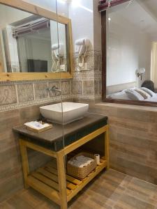列城Yarab Tso的一间带水槽和镜子的浴室