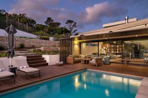 豪特湾Vyn Guest House Hout Bay的一个带游泳池和房子的后院