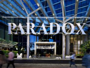 温哥华Paradox Hotel Vancouver的建筑前方的大标志