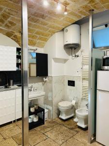巴里Loft Piccinni nel cuore di Bari的一间带卫生间和水槽的浴室