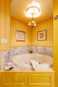 纽波特常青藤小屋酒店的客房内的浴室设有大浴缸