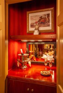 纽波特常青藤小屋酒店的红色的房间,桌子上放着酒杯