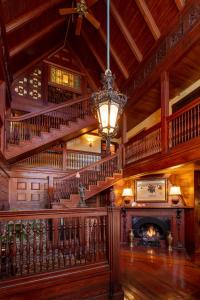纽波特常青藤小屋酒店的大房间设有楼梯和壁炉