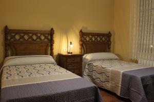 因凡特斯新镇Señorio de Quevedo的卧室内两张并排的床