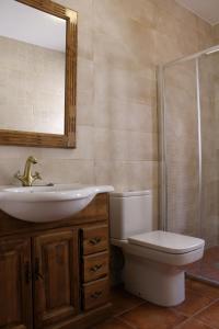 因凡特斯新镇Señorio de Quevedo的一间带水槽、卫生间和镜子的浴室