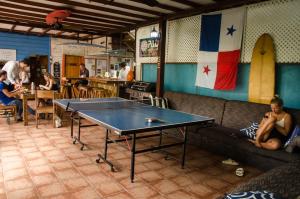 博卡斯德尔托罗西班牙海滨酒店 - 博卡斯的餐厅的乒乓球桌,有座位