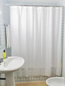 ConceiçãoGarden's Nest - North Villa的浴室设有白色的淋浴帘和水槽