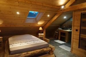 伊帕尼Le chamois, chez le charpentier d'antan, au calme, spacieux T3 duplex, ambiance chalet, vue dégagée, parking privé的小木屋内一间卧室,配有一张床