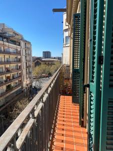 巴塞罗那2 BDR EIXAMPLE APARTMENT的带有开放式门的建筑的阳台