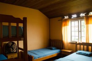 博卡斯德尔托罗西班牙海滨酒店 - 博卡斯的一间卧室设有两张双层床和一扇窗户。