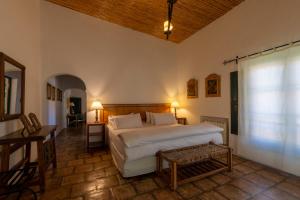 普尔马马尔卡埃尔曼娜提尔德尔锡伦西奥酒店的卧室配有一张白色的大床和一张桌子