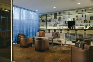 堪萨斯城AC Hotel Kansas City Plaza的一个带沙发和椅子的大堂和一间酒吧