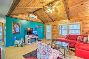 温德姆High Peak Heaven Cozy Log Cabin on 1 Acre!的客厅配有红色沙发和电视