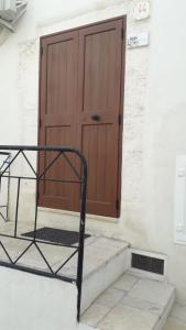 奥斯图尼Muri de mainè的通往大楼的门,大楼前有椅子