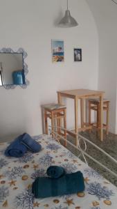 奥斯图尼Muri de mainè的配有床、桌子和桌子的房间