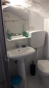 奥斯图尼Muri de mainè的一间带水槽、卫生间和镜子的浴室