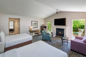 索诺玛The Lodge at Sonoma Resort, Autograph Collection的酒店客房设有两张床和壁炉
