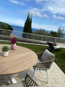 罗克布吕讷-卡普马丹Cap d.Azur的一个带桌椅的庭院和大海