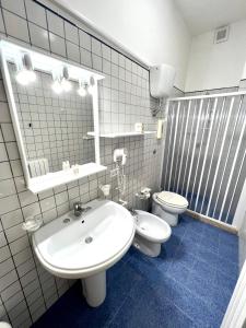 奥特朗托Hotel Minerva的浴室配有白色水槽和卫生间。