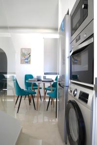 圣米格尔德阿沃纳Ocean Boulevard Tenerife的厨房配有洗衣机和桌椅