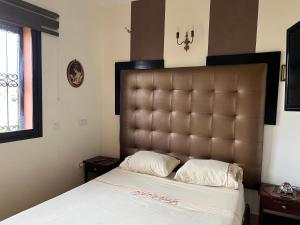 马拉喀什Dar laabi的一间卧室配有一张大床和大床头板