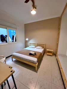 大加那利岛拉斯帕尔马斯Surf House Gran Canaria的一间卧室配有一张床和一张桌子