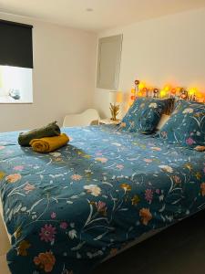 乐罗夫Nouveau cabanon L ilette vue mer calanque de Niolon的一张床上,床上有鲜花,有蓝色的毯子