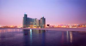 迪拜迪拜节日城洲际公寓套房酒店 的享有城市天际线的美景。
