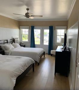 新肖雷汉姆Ballard's Beach Resort的一间卧室配有两张床和一台平面电视