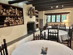 陶斯Hacienda Del Sol的一间带2张桌子和壁炉的用餐室