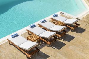 图罗斯Villa Yasmina的躺椅和游泳池的顶部景色