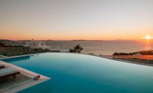 图罗斯Villa Yasmina的享有海洋日落美景的游泳池