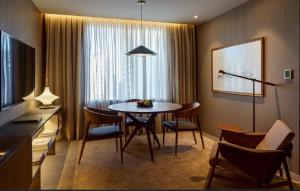 圣保罗Hotel Fasano Sao Paulo Itaim的客厅设有餐桌和椅子