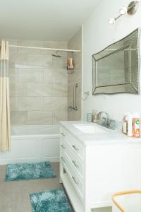 巴斯特尔La Vue de Basseterre Apartments - Luxury in Bird Rock的一间带水槽、浴缸和镜子的浴室