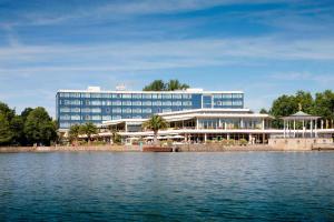 汉诺威翰诺威马斯湖万豪度假酒店的靠近水体的蓝色大建筑
